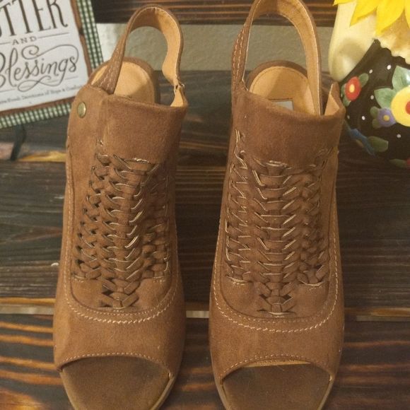 NOT RATED SUEDE PEEP TOE HEELS - Picture 2 of 10